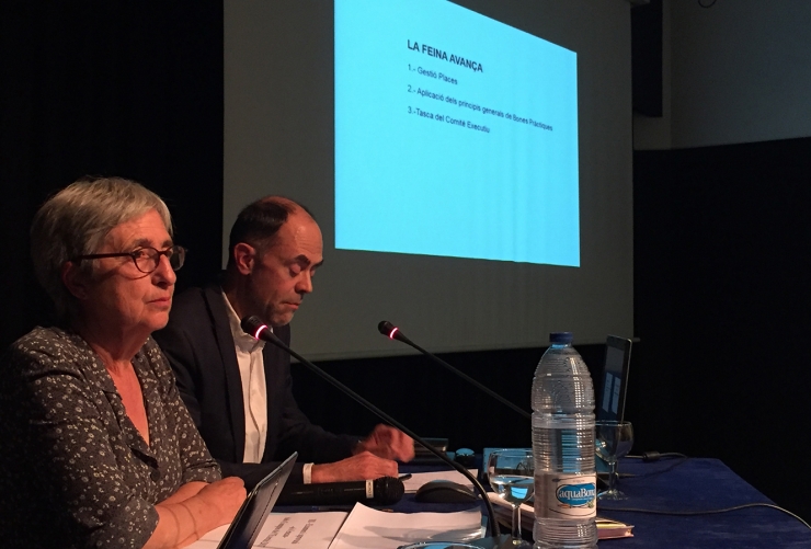 La presidenta de l'Associació de Comerciants del Centre Històric, Anna Riberaygua, i el secretari Enric Bartumeu, durant l'assemblea de l'entitat.